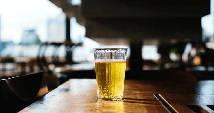 Funcionário pode beber cerveja no almoço? Entenda quando há risco de justa causa
