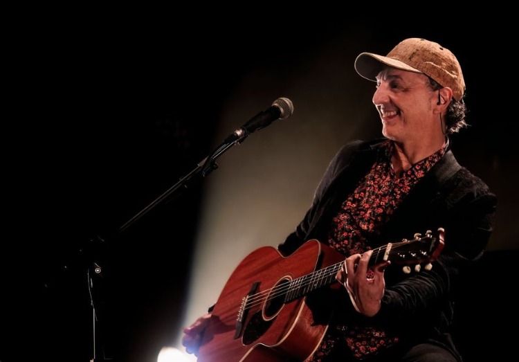Zeca Baleiro leva música e poesia ao Teatro Goiânia em noite do Circuito Literário