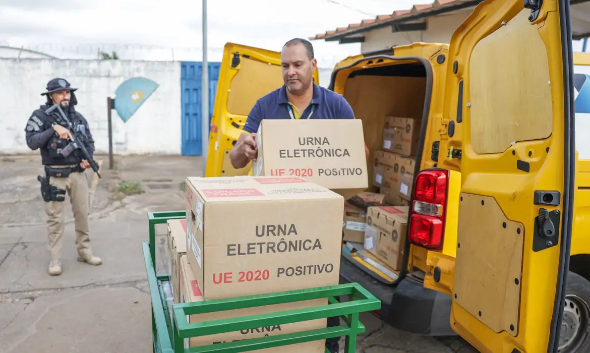 Forças Armadas contam com helicópteros e barcos para apoiar votação neste domingo