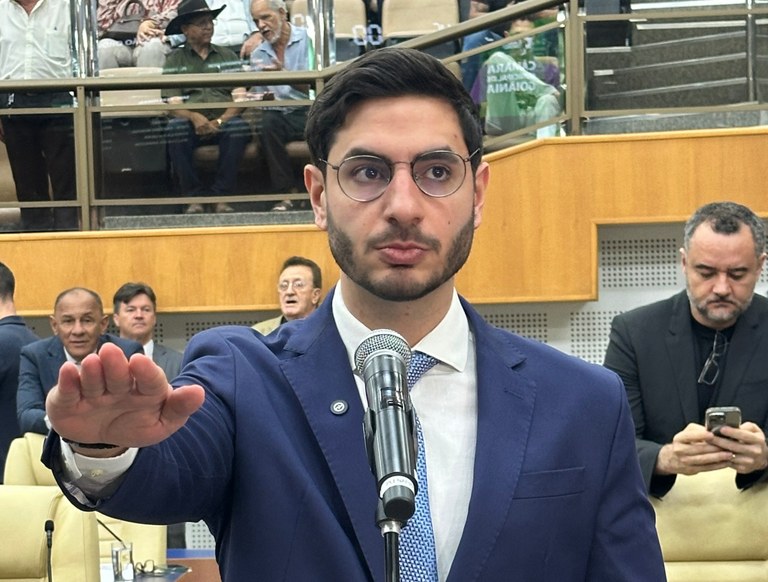 Michel Magul toma posse como vereador de Goiânia após cassação de Aava Santiago