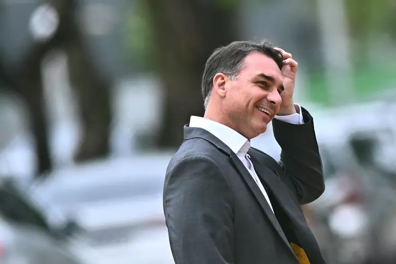 Flávio Bolsonaro ganhou Rolex de R$ 300 mil em festa com prostitutas e lobistas da Covaxin na pandemia, revela piauí