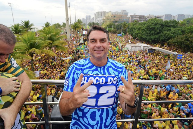 Aliados de Flávio Bolsonaro teriam sido avisados de que senador teria deixado o Brasil
