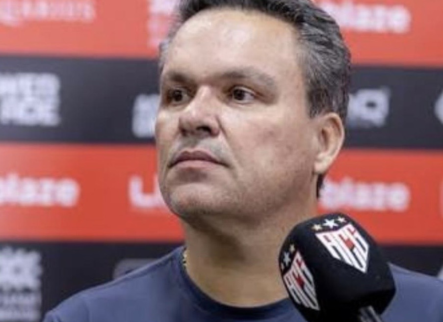 Adson Batista tenta reaproximação com elenco