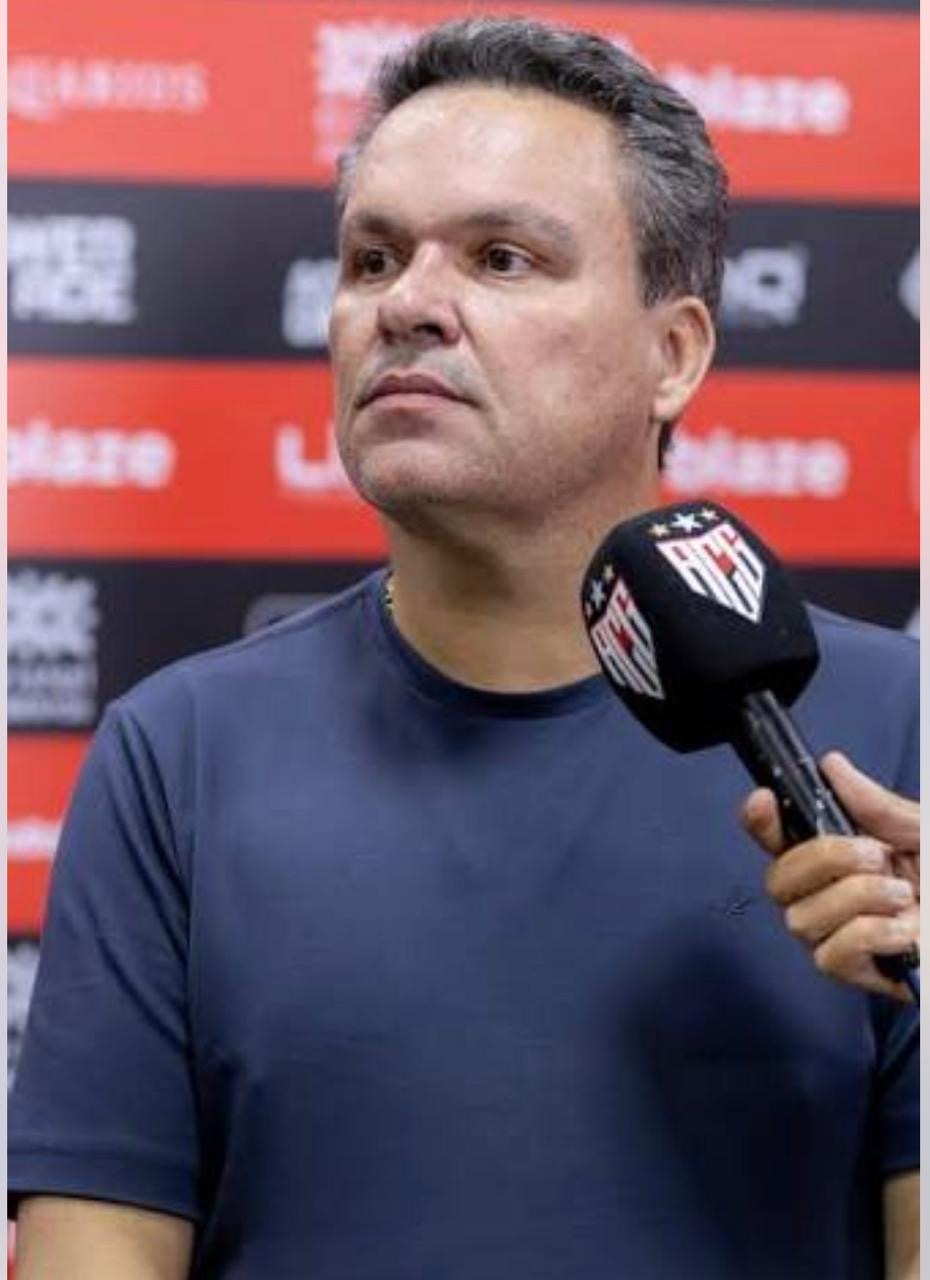 Adson Batista tenta reaproximação com elenco
