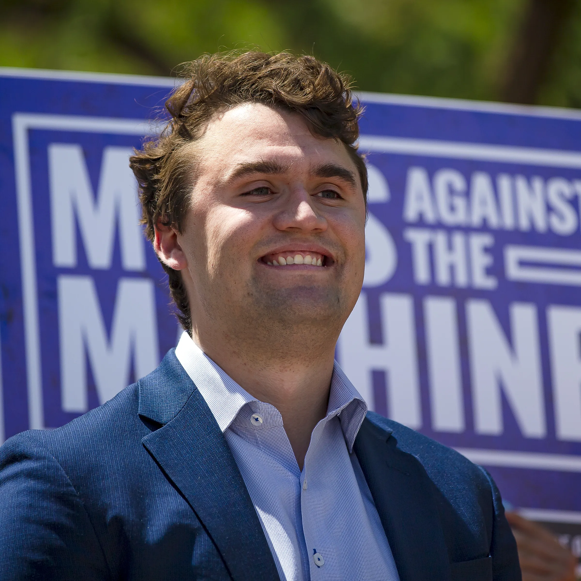 Realismo trágico da América Latina: CCJ da Câmara de Goiânia aprova comenda a Charlie Kirk, supremacista branco dos Estados Unidos