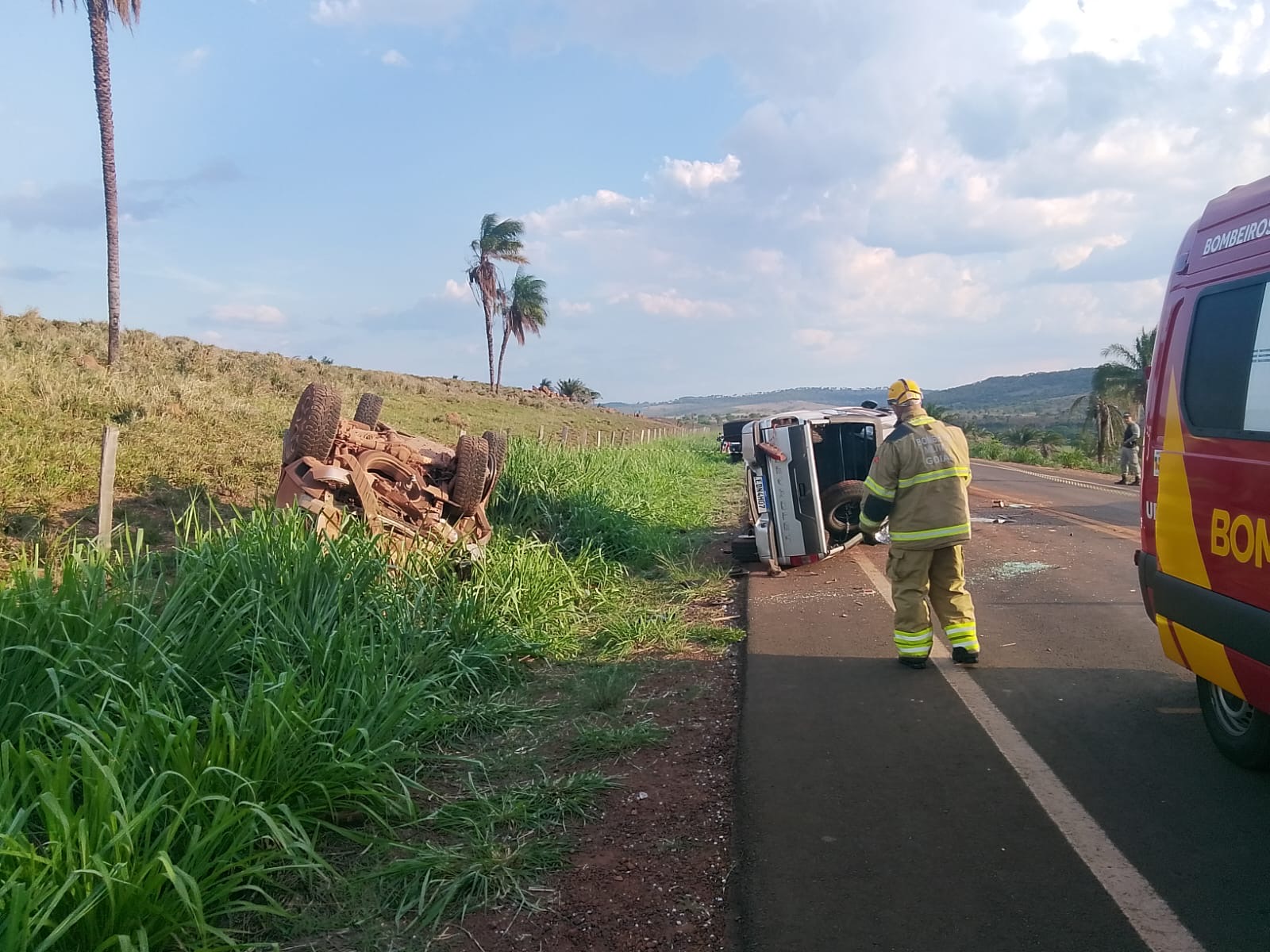 Acidente entre duas caminhonetes deixa dois idosos mortos na GO-221, em Doverlândia