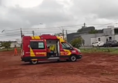 Bombeiros atendem vítimas de colisão de motocicleta contra muro em Goiânia