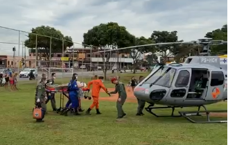 Homem de 65 anos cai de telhado e é socorrido de helicóptero em Goiânia