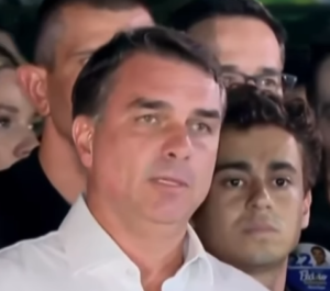 Polícia Federal investiga se Flávio Bolsonaro fugiu para os Estados Unidos