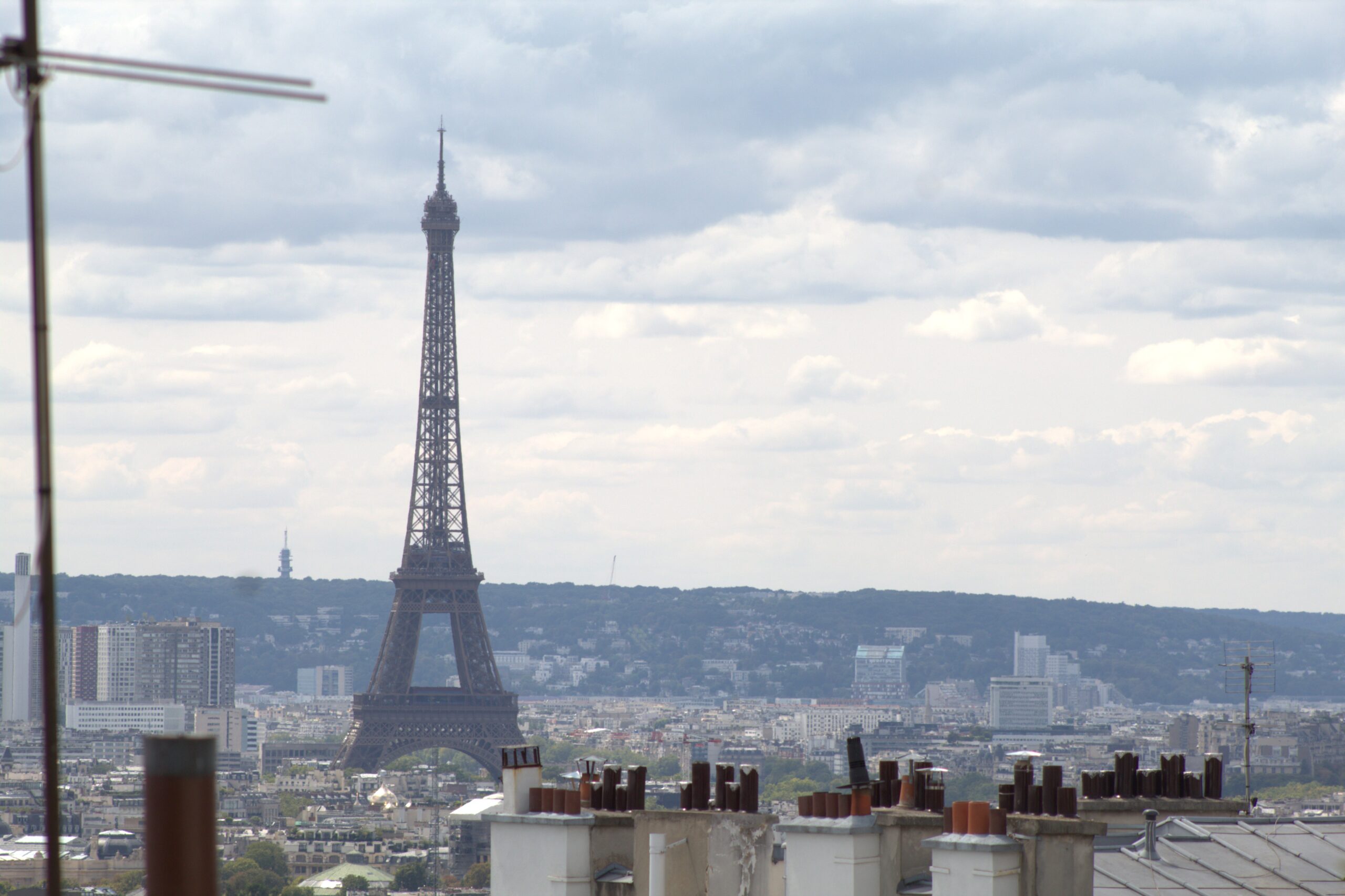 Entenda o que acontece em Paris e por que foi decretado toque de recolher