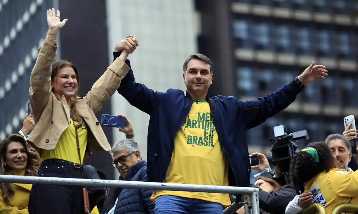 Flávio supera cenário das principais pesquisas e chega ao segundo turno à frente de Lula