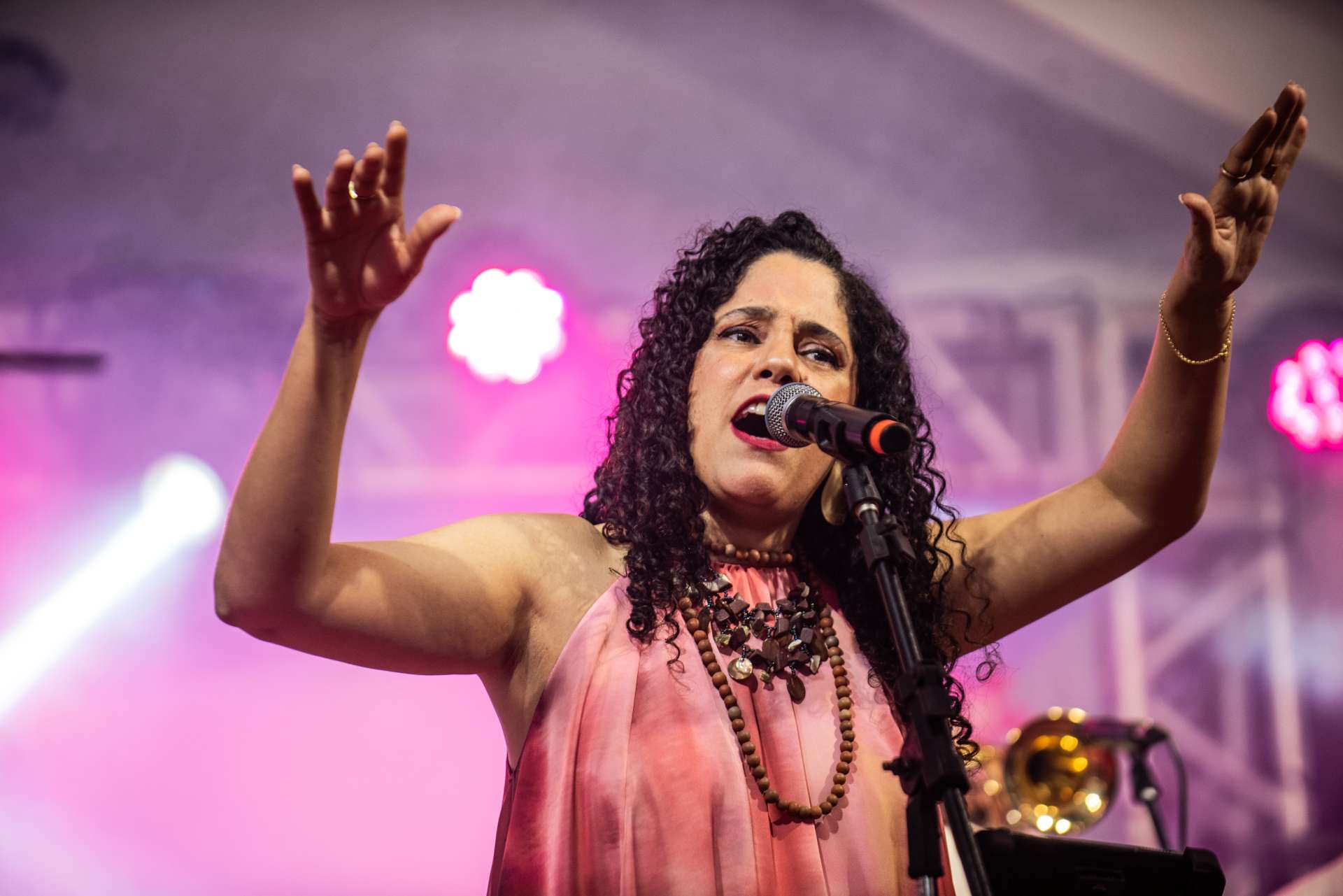 Larissa Moura apresenta show gratuito com clássicos de Gilberto Gil em Goiânia