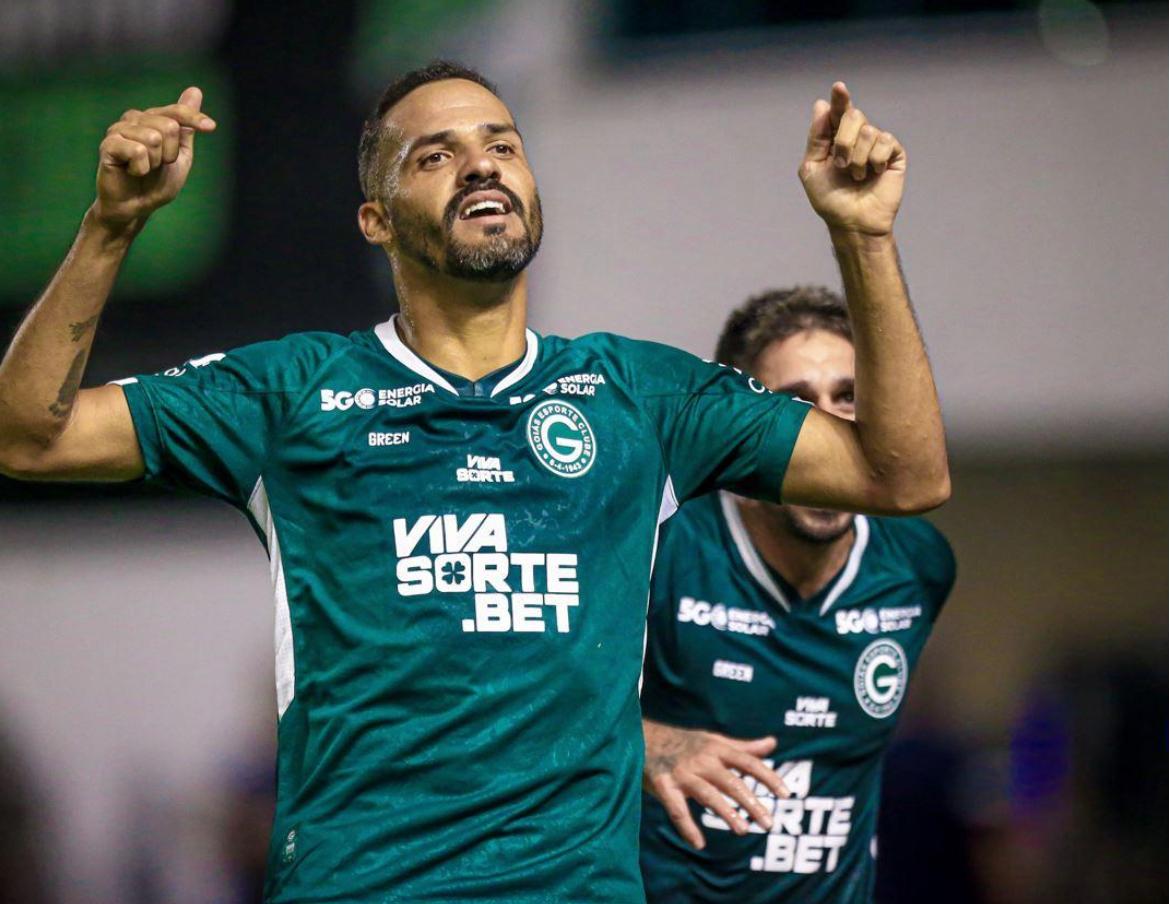 Recuperado de contusão, Anselmo Ramon volta a ser relacionado pelo técnico do Goiás