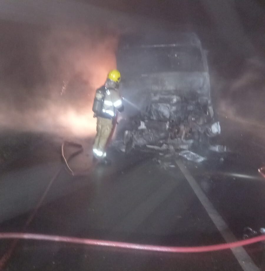 Carreta pega fogo após colisão traseira na BR-060, em Rio Verde
