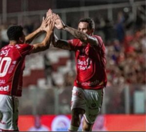 Jogadores do Vila comemoram vitória em Ribeirão Preto