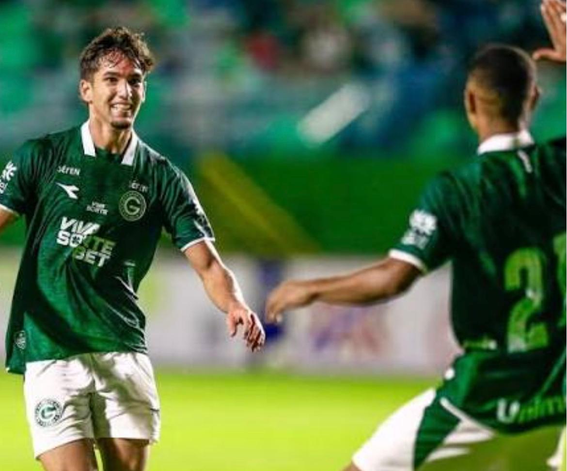 Lucas Rodrigues comemora com Jean Carlos o gol da vitória esmeraldina