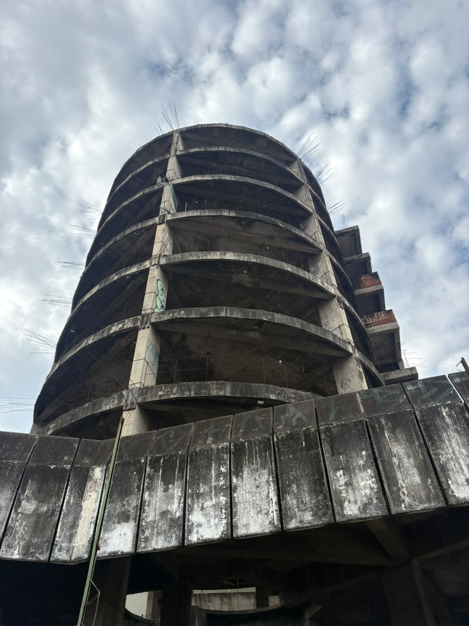 Prefeitura autua dono de prédio abandonado na Avenida Araguaia, no Centro de Goiânia