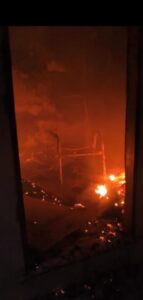 Residência ficou destruída pelo incêndio