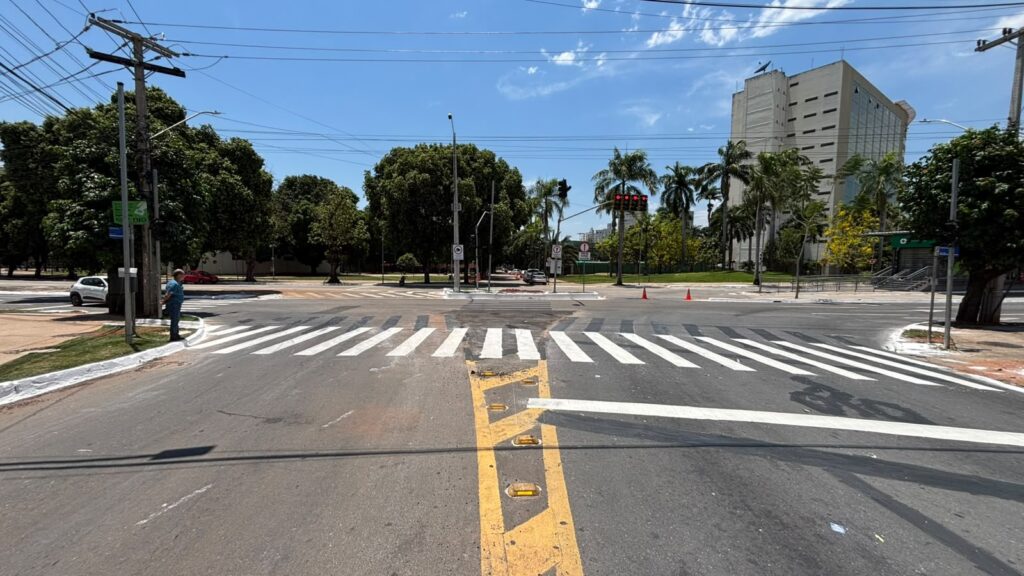 Cruzamento da Avenida 85 com Praça Cívica ganha espaço após retirada de barreira