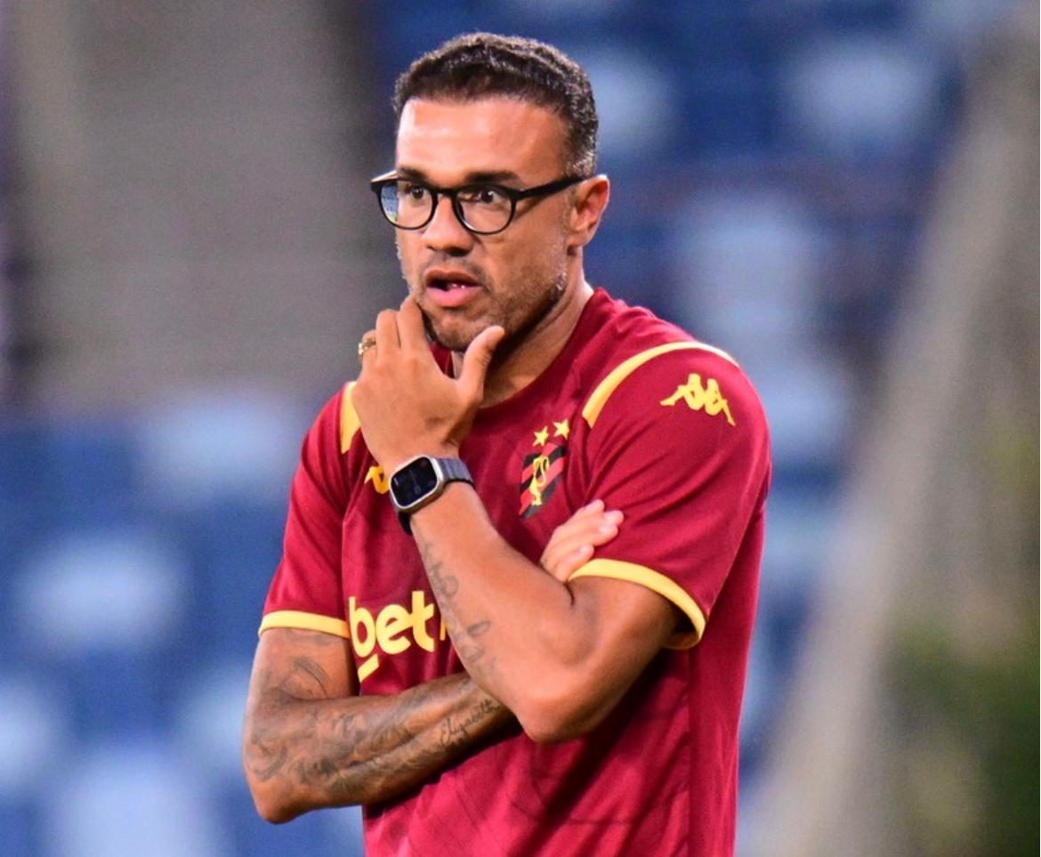 Roger Silva, suspenso, não dirige o Atlético no próximo jogo