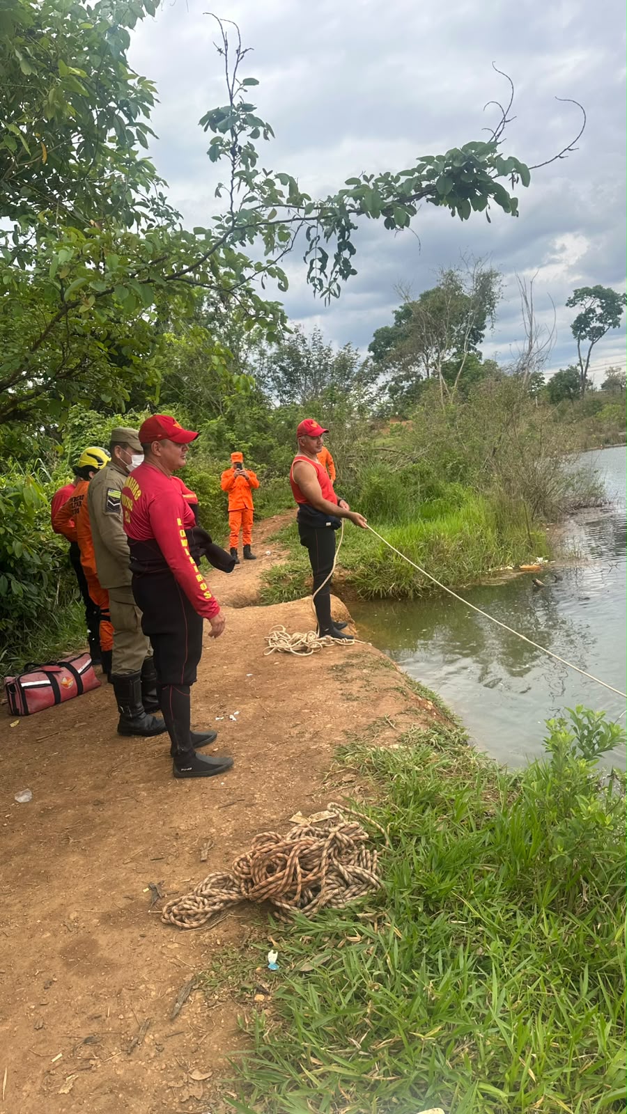 Bombeiros encontram corpo de homem em lago da Saneago, em Goiânia