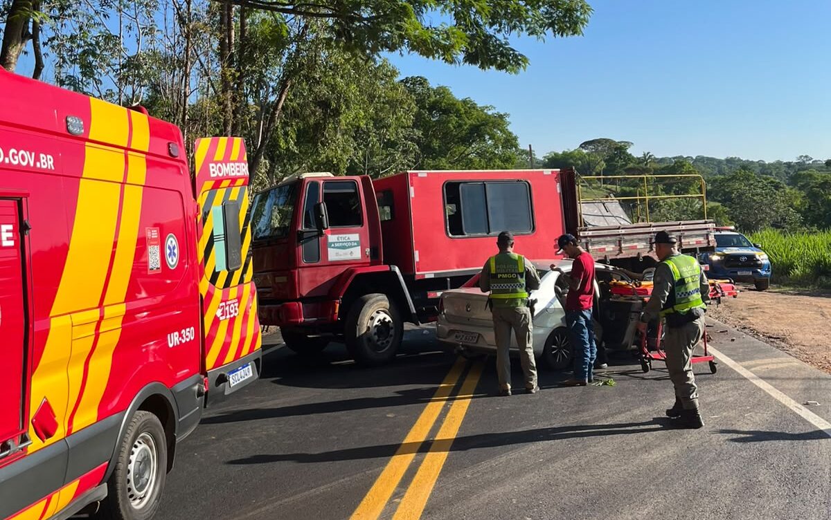 Carro bate contra caminhão de sinalização na GO-309, em Pires do Rio