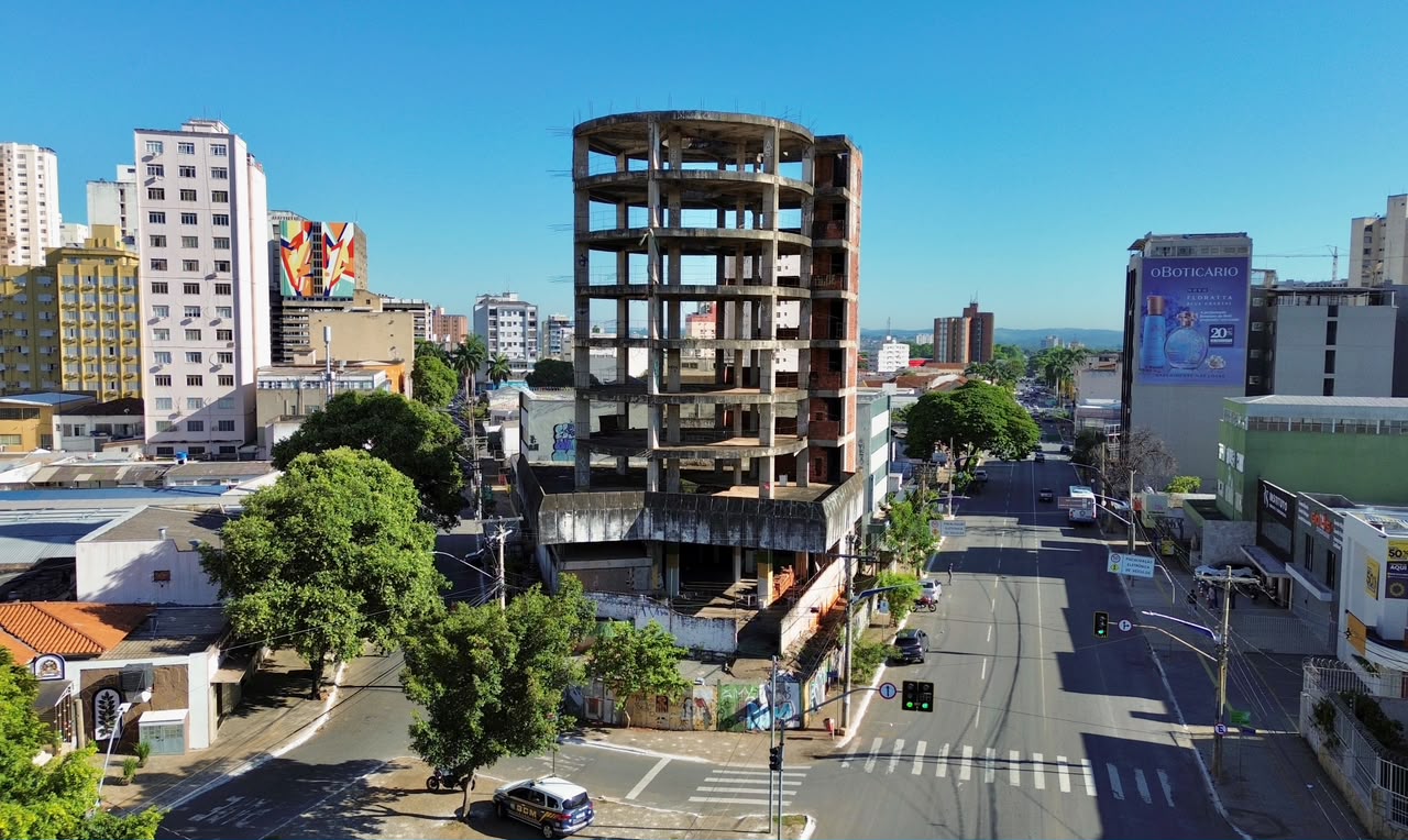 Prédio redondo da Avenida Araguaia, abandonado há 30 anos, terá obras retomadas para receber apartamentos de Airbnb