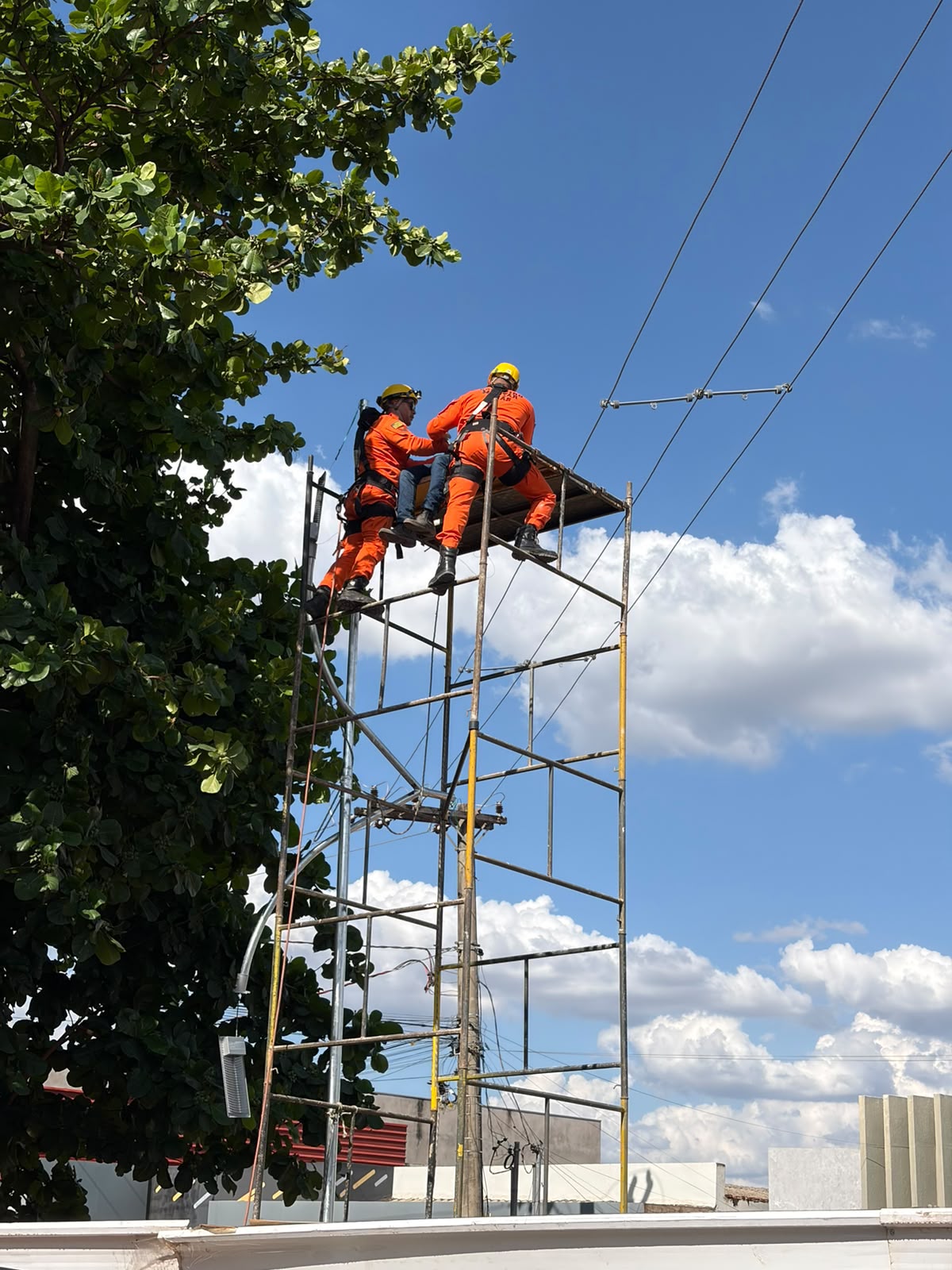 Bombeiros atendem dois trabalhadores vítimas de choque elétrico em poste, em Formosa