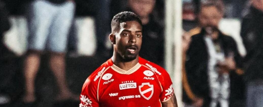 Hayner foi expulso por fazer gesto obsceno para a torcida do São Bernardo. Prejudicou o Vila