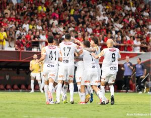 Jogadores do Novorizontino comemoram gol marcado no Accioly