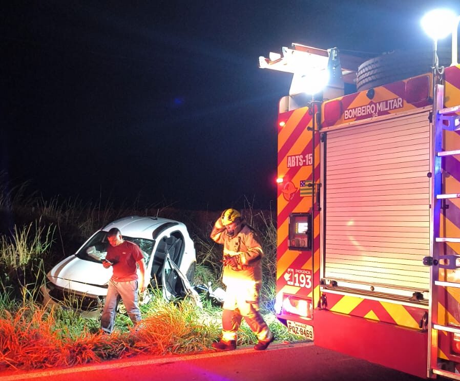 Bombeiros resgatam motorista preso às ferragens após acidente na GO-010, em Luziânia