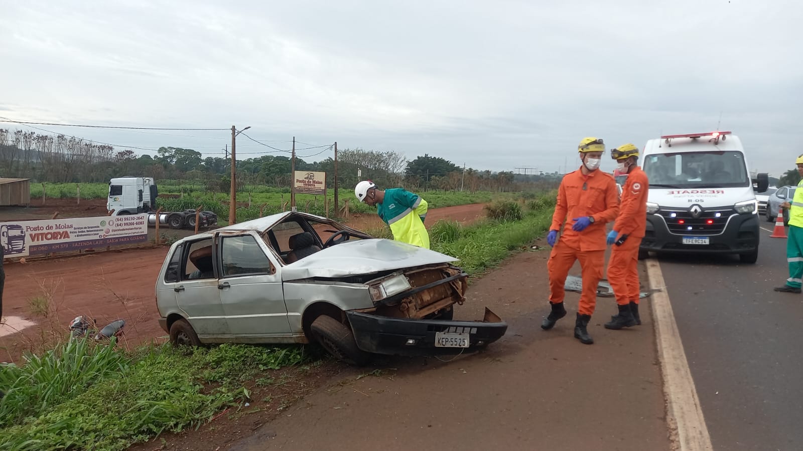 Capotamento na BR-060 deixa um jovem morto e outro ferido