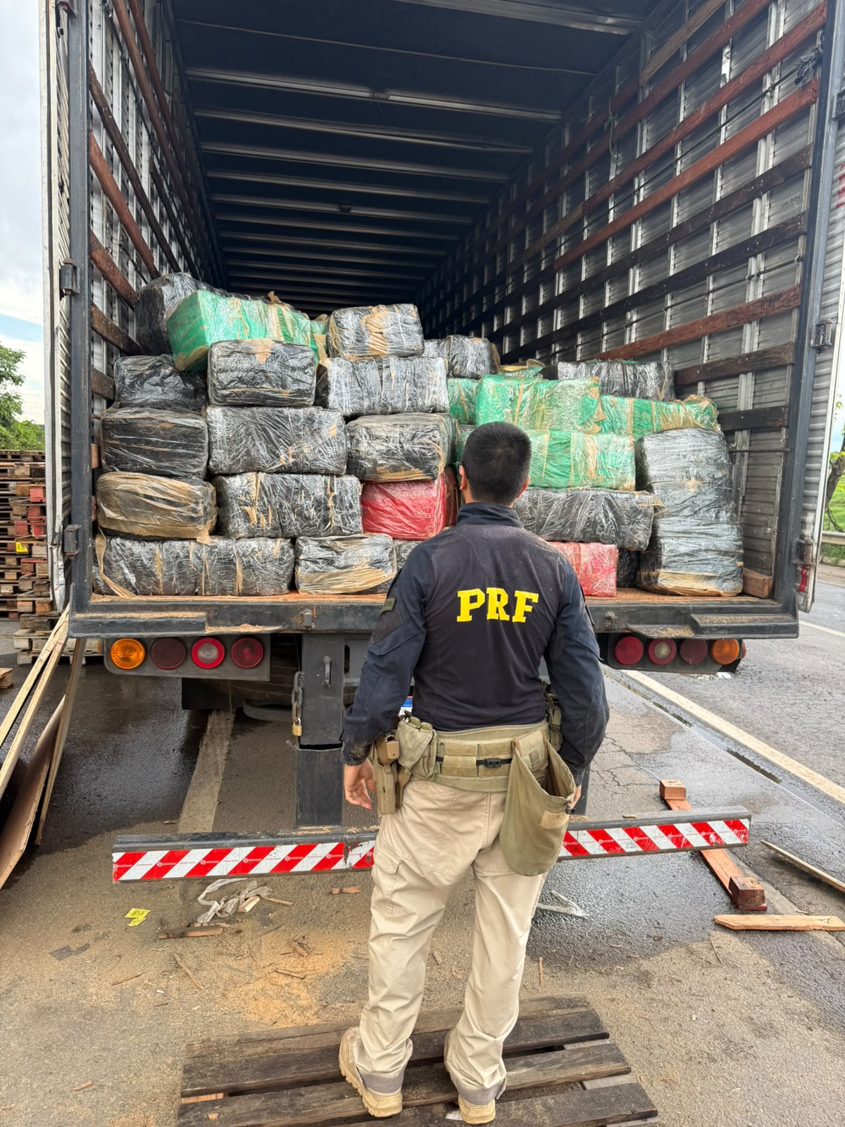 PRF e Polícia Civil do DF apreendem cerca de 3,5 toneladas de skunk na BR-153, em Morrinhos (GO)