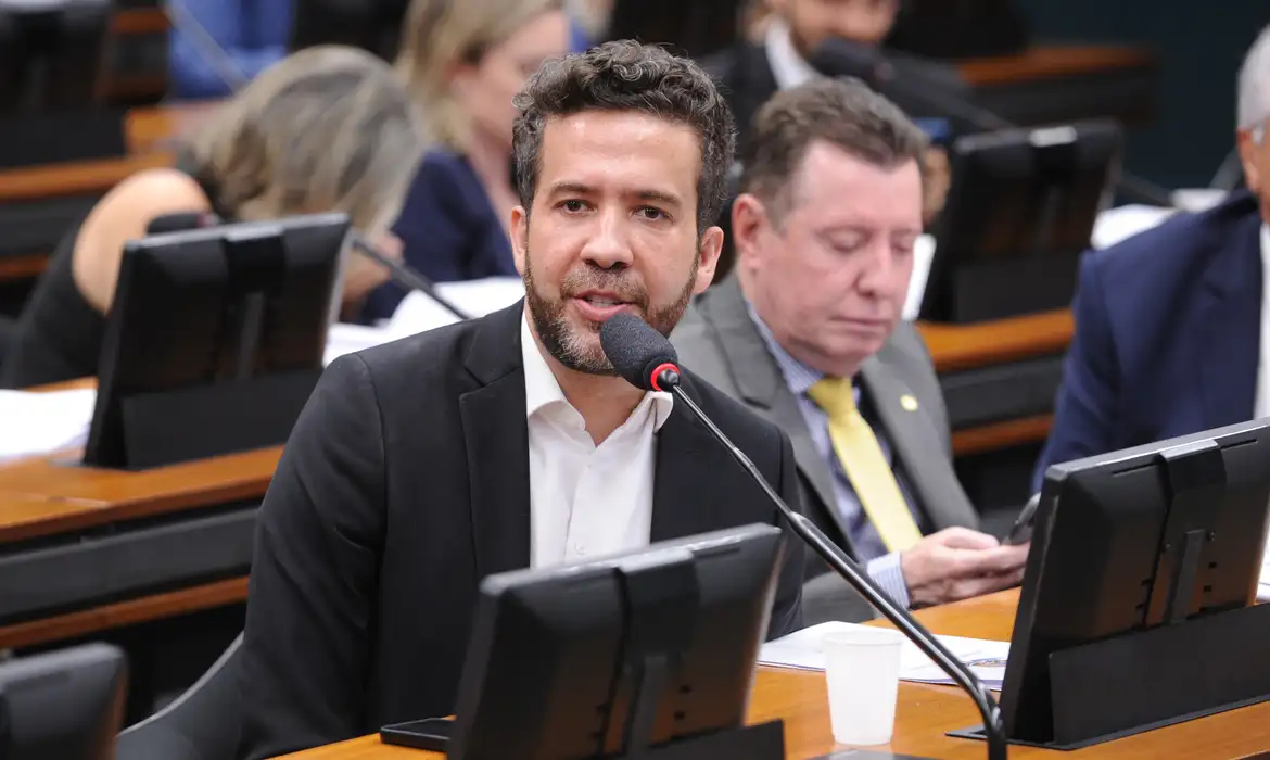 André Janones é internado na UTI após passar mal depois do debate