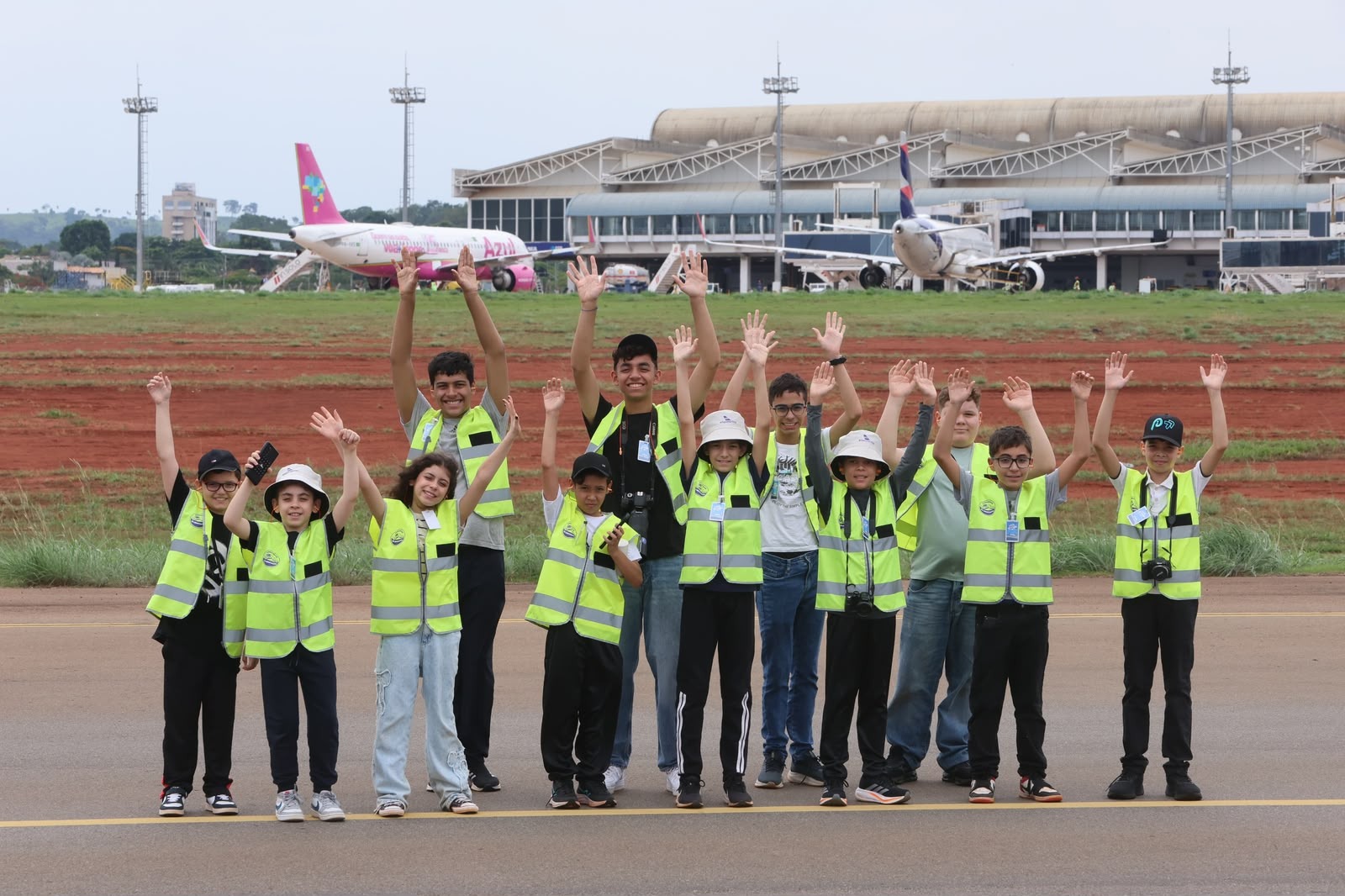Participantes do Spotter Day Kids no Aeroporto de Goiânia. Foto: Asur Brasil