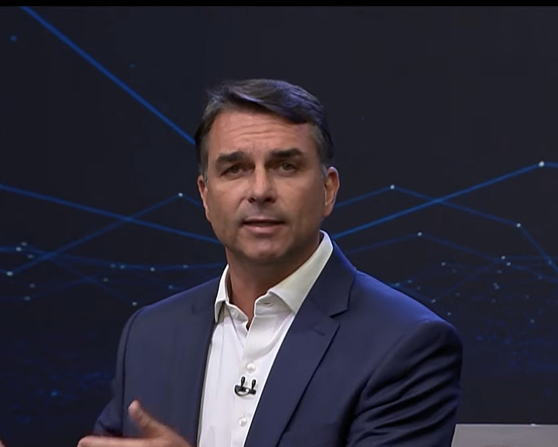 Flávio admite falhas na saúde durante governo Bolsonaro: “Faço aqui esse mea culpa”