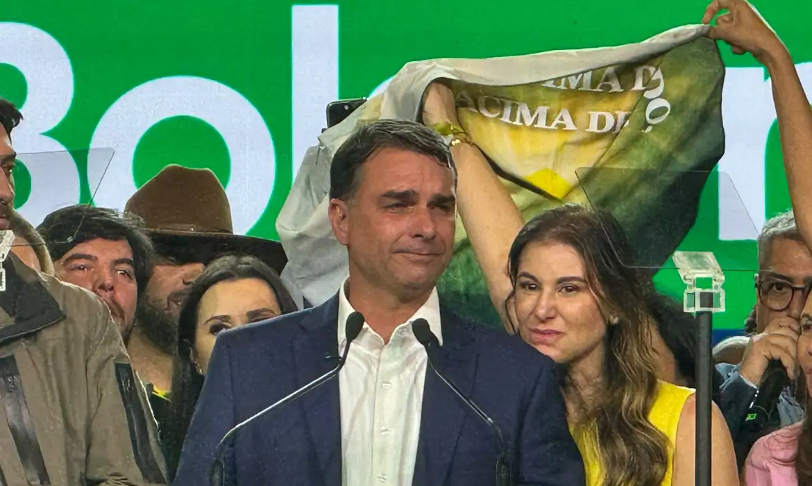 Autoridades americanas confirmam fuga de Flávio Bolsonaro, aponta agência