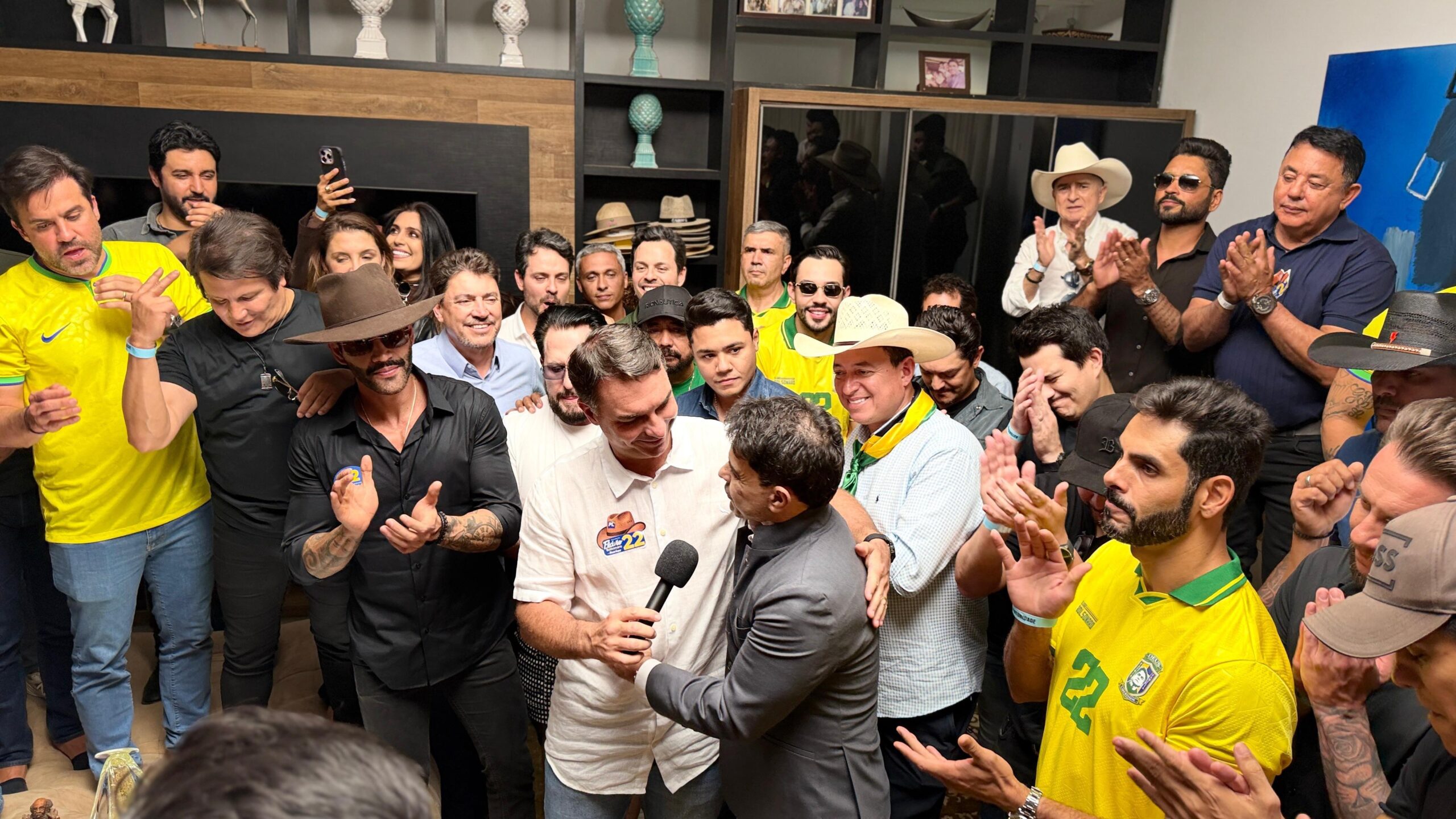 Quem são os sertanejos que declararam apoio a Flávio Bolsonaro em Goiás