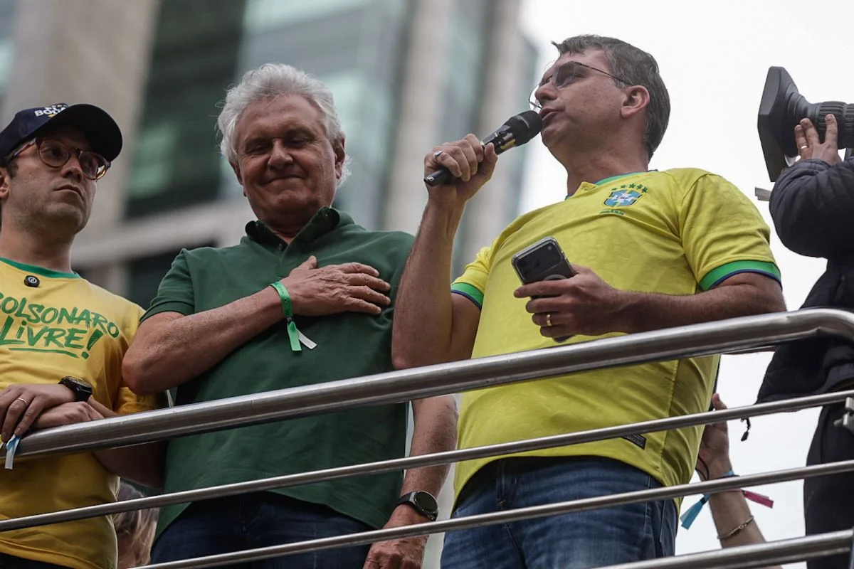 Mesmo com Caiado, Flávio Bolsonaro teve em Goiás sua 3ª maior queda entre os turnos