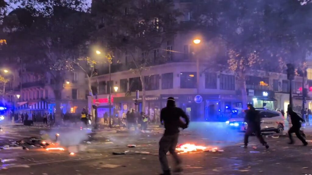 Após protestos, governo francês pede toques de recolher em cidades
