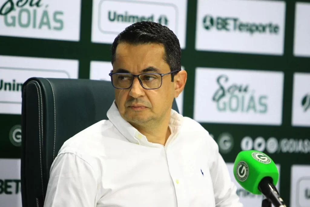 Presidente do Goiás renuncia durante crise financeira no clube