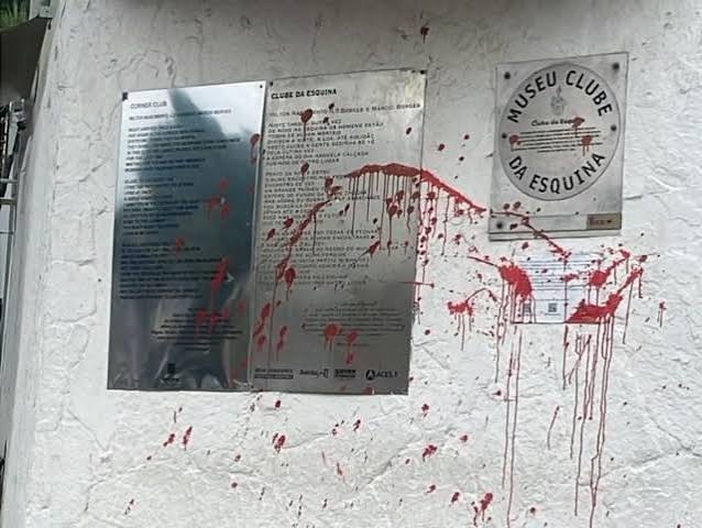 Memorial do Clube da Esquina é vandalizado com tinta vermelha em Belo Horizonte. Ataque ocorreu a dois dias do segundo turno e antes do aniversário de Milton Nascimento.