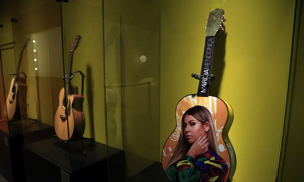 Dona Ruth vai às lágrimas em exposição de Marília Mendonça em São Paulo