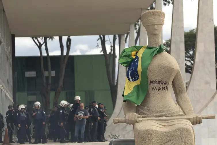 Moraes concede regime semiaberto a Débora do Batom, condenada pelo 8/1 - Agência Brasil
