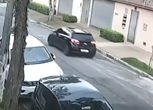 Ladrões entram de carro em mansão da família Matsunaga em SP; veja VÍDEO