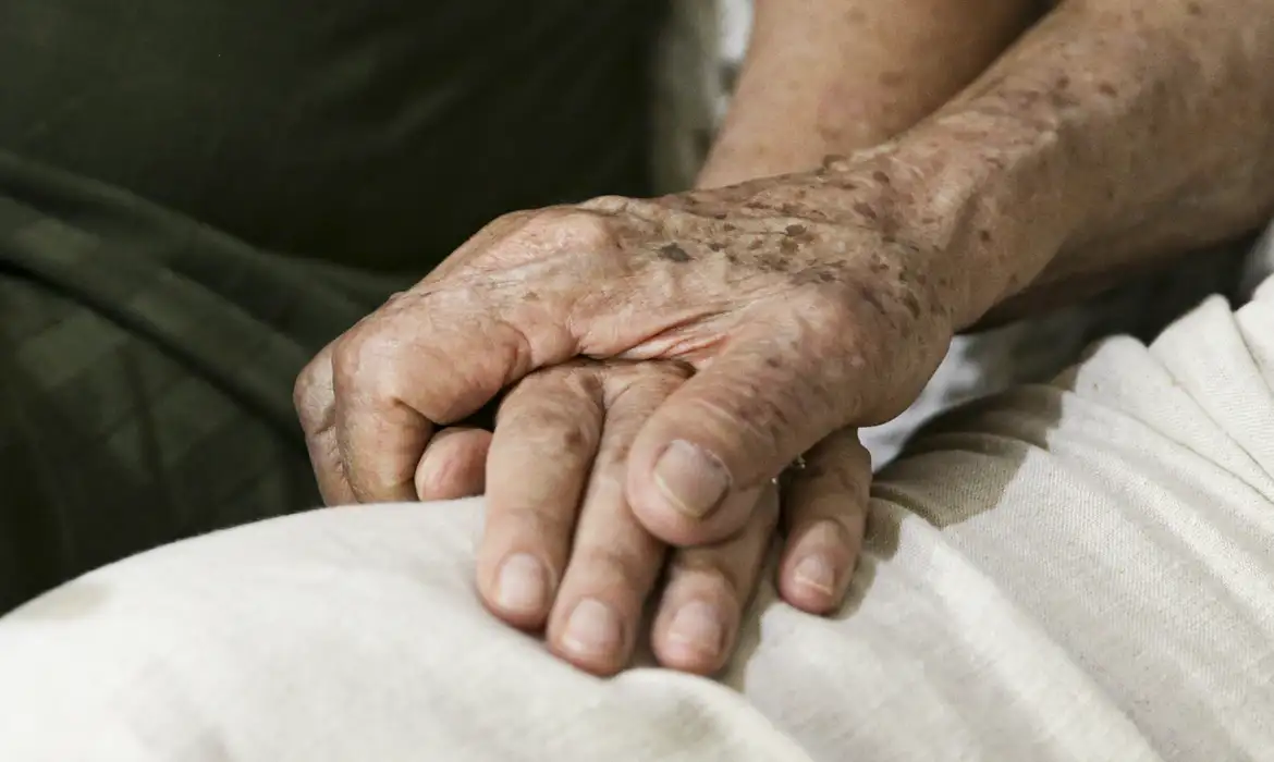Exame de sangue para Alzheimer chega ao Brasil por cerca de R$ 3 mil; veja quem pode fazer
