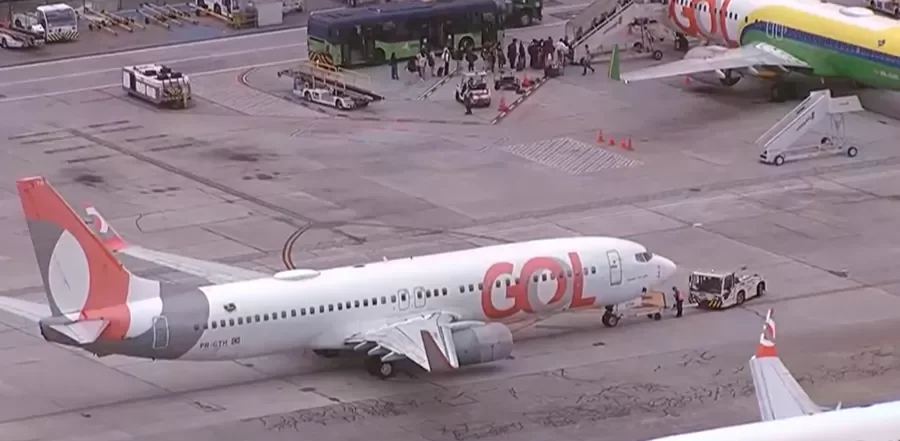 Polícia manda avião da Gol retornar ao pátio do Aeroporto de Congonhas; três pessoas são presas -Reprodução/Record TV